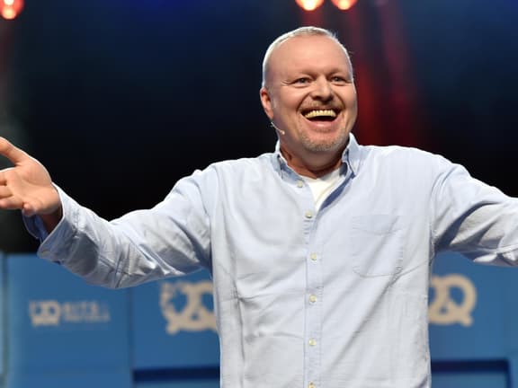 Stefan Raab erfreut und hält Arme in die Luft